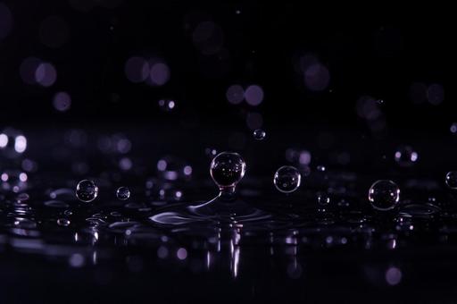 跳ねる水滴 跳ねる水滴の写真