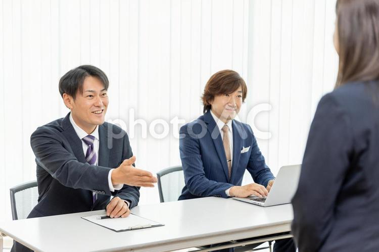 質問して意見を聞く面接官・ビジネスマン 質問,面接,意見の写真素材