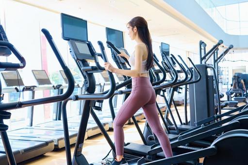 ジムで有酸素運動する女性 トレーニング,女性,フィットネスの写真素材