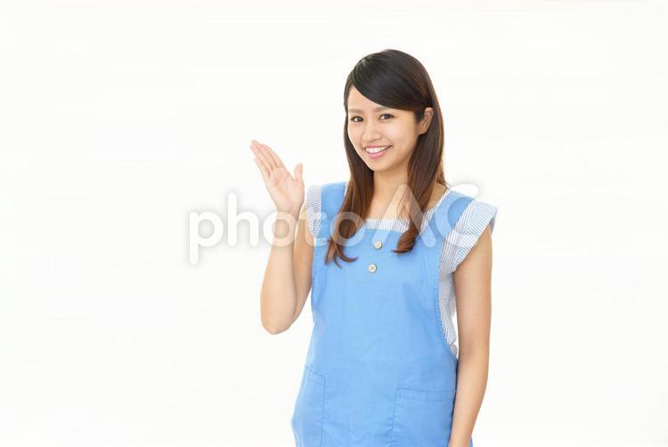 案内する笑顔の女性 女性,女,主婦の写真素材