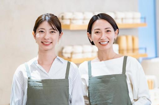 カウンターに立つカフェ店員 飲食店,店員,職場の写真素材