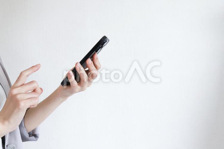 スマホを使う女性の手元 スマホ,スマートフォン,携帯の写真素材