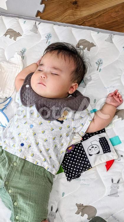 手を広げて気持ちよさそうに眠る赤ちゃん 赤ちゃん,ベビー,赤ん坊の写真素材