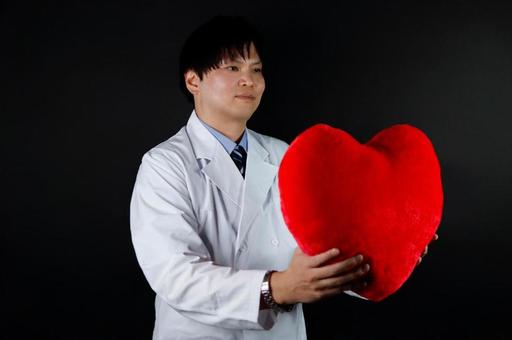 白衣の男性とハートクッション 白衣の男性とハートクッション 男性,白衣,ハートの写真素材