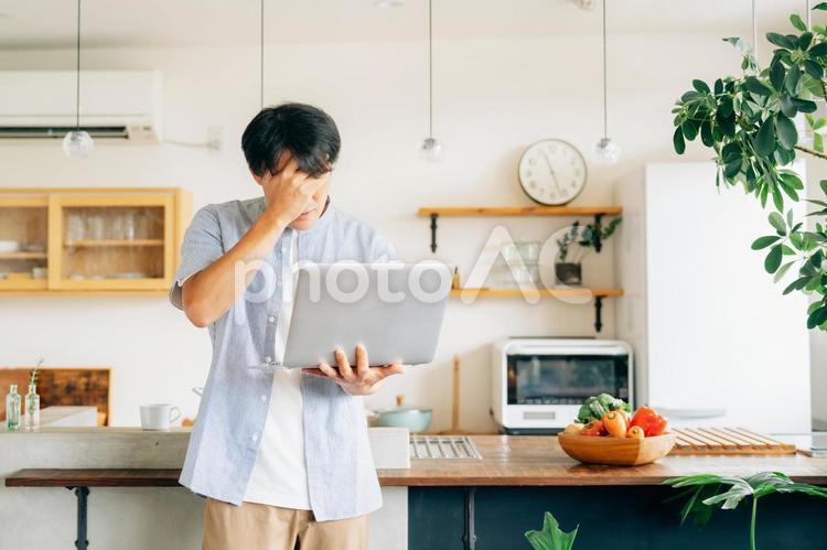 パソコンを使う男性（泣く） テレワーク,困る,在宅勤務の写真素材