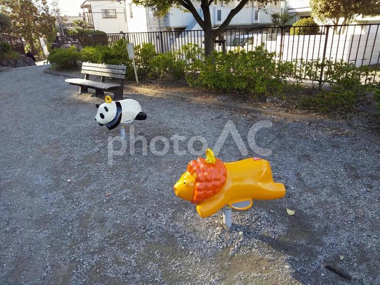 住宅地の小さな公園に置かれた動物の遊具 公園,乗り物,遊具の写真素材