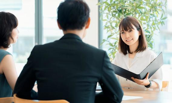 打ち合わせをする男女3人のビジネスマン 打ち合わせをする男女3人のビジネスマン 男女,3人,男性の写真素材