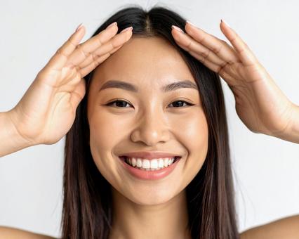 手をかざす女性 手をかざす女性の写真