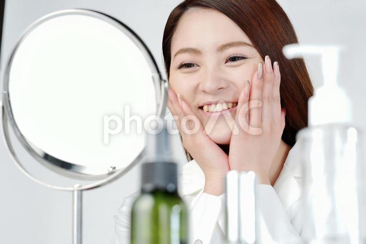 鏡の前でスキンケアする日本人女性9 女性,スキンケア,メイクの写真素材