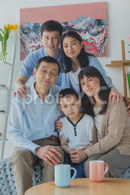 三世代のアジア人ファミリー14 アジア人,家族,お父さんの写真素材