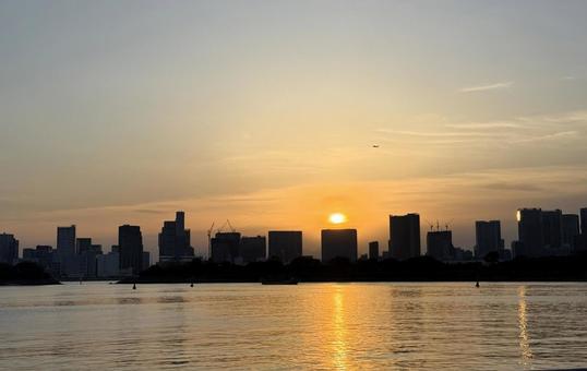 夕暮れのお台場から見た東京の景色 夕暮れのお台場から見た東京の景色 東京,お台場,東京湾の写真素材