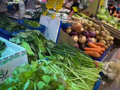アジア市場の色とりどりの野菜売り場 アジア市場の色とりどりの野菜売り場の写真