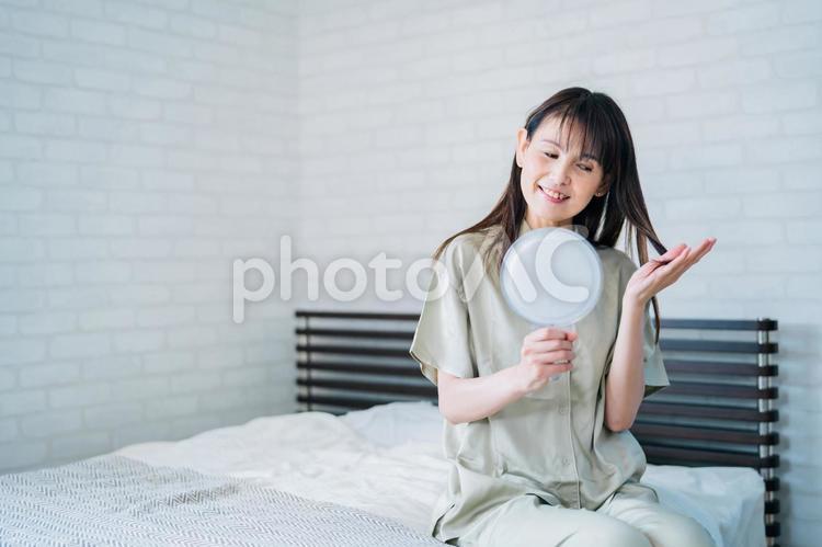 鏡を見るミドル世代の女性 アンチエイジング,スキンケア,女性の写真素材