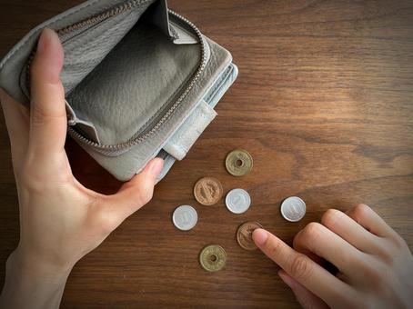 机上で財布の小銭を数える女性の手元 お金がない,数える,貧乏の写真素材