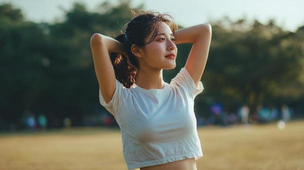 活気に満ちた夏の日にリフレッシュする女性 活気に満ちた夏の日にリフレッシュする女性の写真