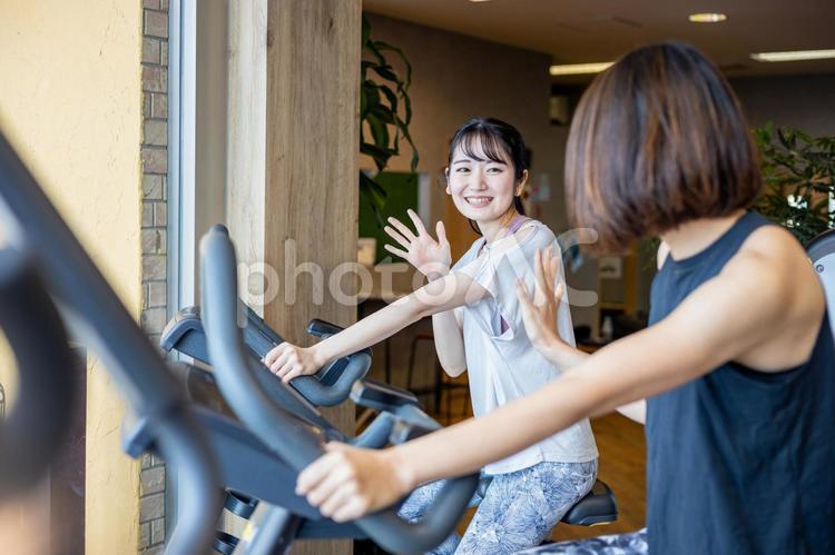 スポーツジムでトレーニングする女性たち（挨拶） スポーツジム,エクササイズ,トレーニングの写真素材