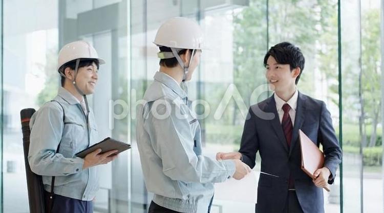 打ち合わせをする作業服を着た男性 作業員,男性,打ち合わせの写真素材
