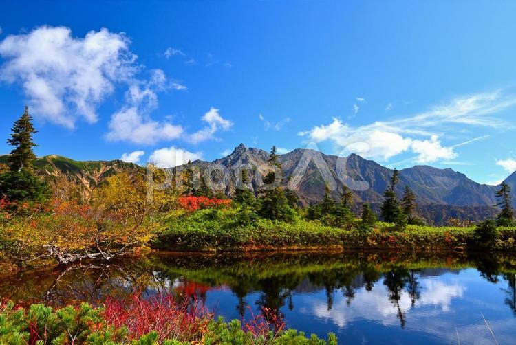 紅葉が始まった鏡池と槍ヶ岳 風景,自然,ハイキングの写真素材