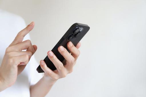 スマートフォンを操作する女性 スマートフォンを操作する女性 スマホ,スマートフォン,携帯の写真素材