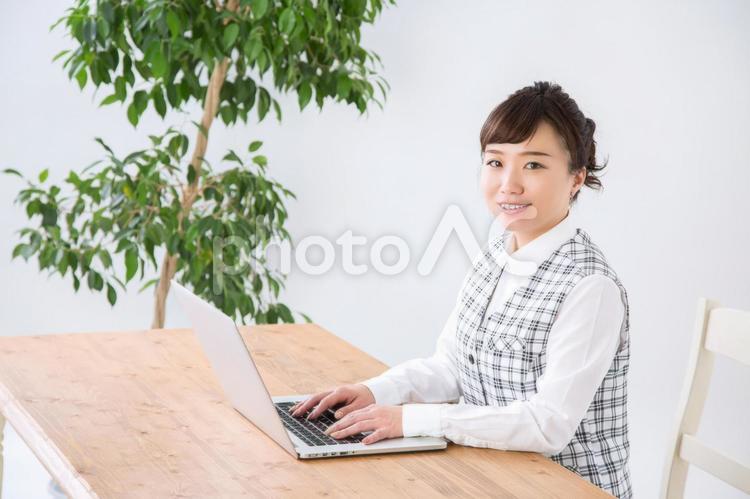 笑顔のビジネスウーマン テレワーク,制服,リモートワークの写真素材