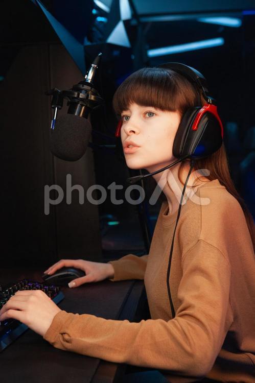 ゲームをしながら遠くを見て話す女性 ゲーム,ゲーマー,人物の写真素材