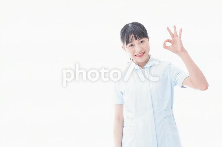 OKサインをする若い看護師 白バック,クリニック,作業服の写真素材