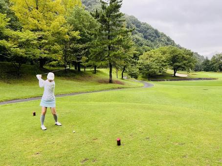 ティーショットを打つ女性の横姿 ティーショットを打つ女性の横姿 ゴルフ,グリーンパークカントリークラブ,女性の写真素材