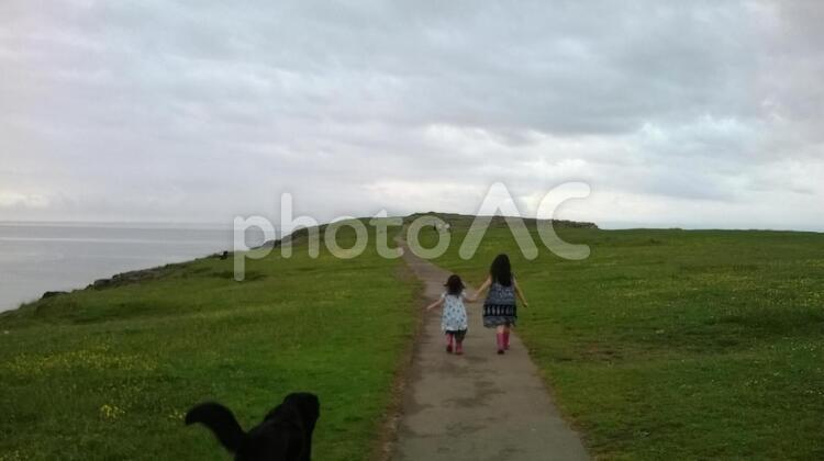 子供達　海岸　散歩 英語,子供達,遊びの写真素材
