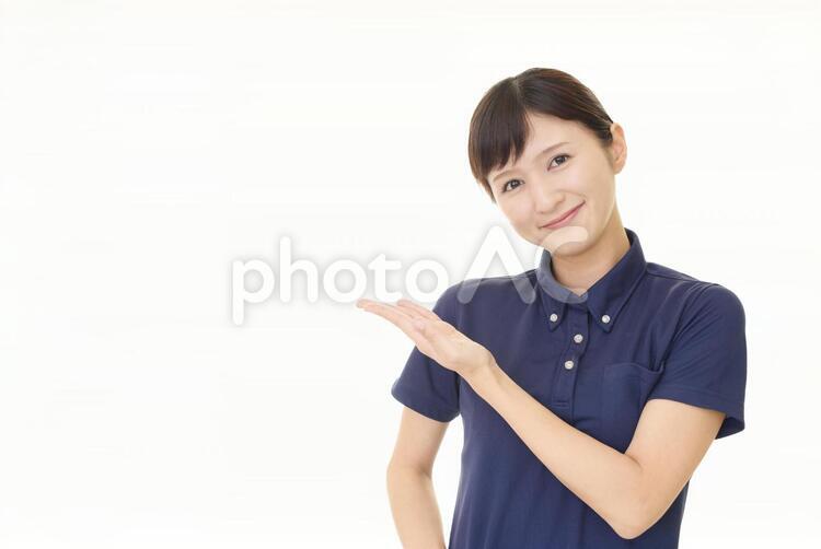 案内する笑顔の女性 女性,女,笑顔の写真素材