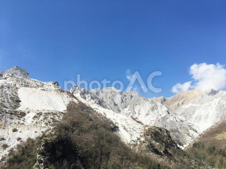 大理石と青空（イタリア） 大理石,マーブル,採石場の写真素材