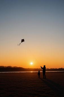 冬空の凧揚げ影の写真