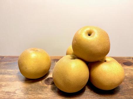 テーブルに積み上げた梨 01 テーブルに積み上げた梨 01 梨,なし,有りの実の写真素材