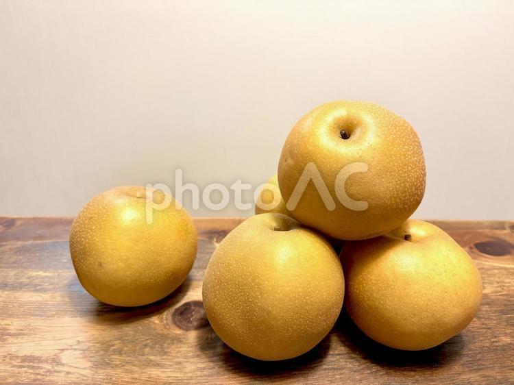 テーブルに積み上げた梨 01 梨,なし,有りの実の写真素材