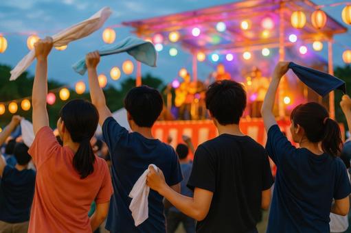 タオルを振る若者たちの写真