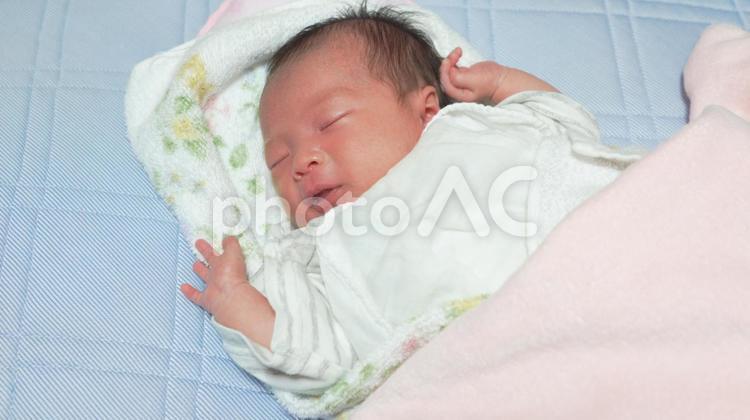 眠っている日本人の赤ちゃん 赤ちゃん,新生児,生後1ヶ月の写真素材