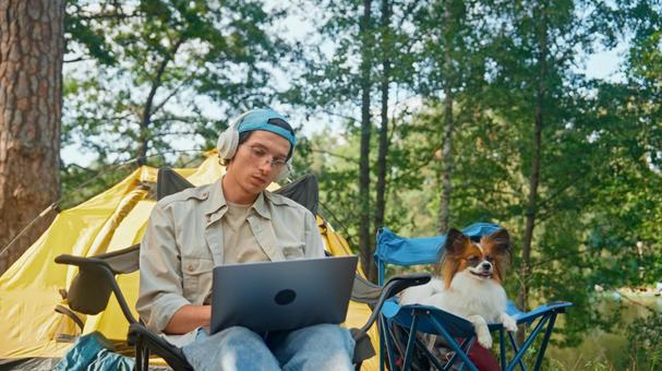 キャンプでくつろぐ男性と犬 男性,外国人,犬の写真素材