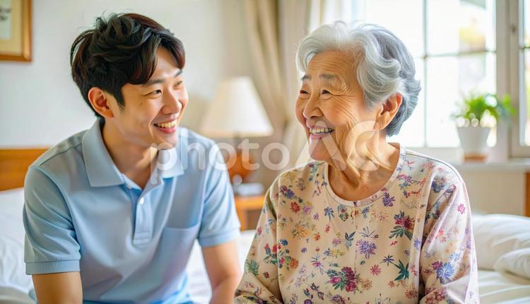 笑顔で話をする男性介護士と高齢女性 男性介護士,訪問介護,在宅介護の写真素材