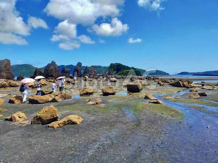 串本橋杭岩の青い空と干潮の海辺 橋杭岩,岩,海の写真素材