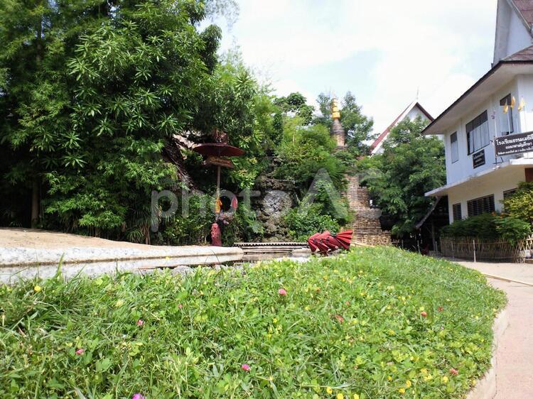 チェンマイ（タイ北部の観光地）の寺院（ワット・パンタオ）の庭園にて チェンマイ,タイ,ワットの写真素材