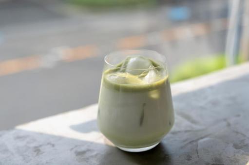 抹茶の香り広がる贅沢なアイス抹茶ラテ 抹茶の香り広がる贅沢なアイス抹茶ラテ 抹茶ラテ,カフェ,屋内の写真素材