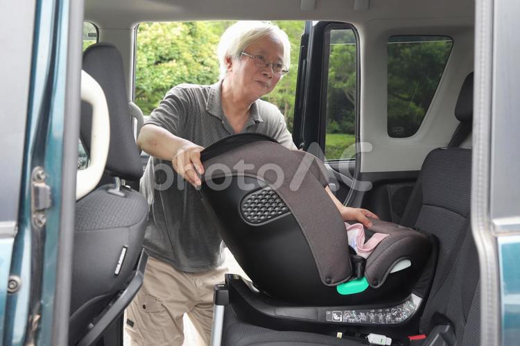 チャイルドシートをセットするシニア チャイルドシート,シニア,シートベルトの写真素材