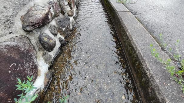 水路のある田舎道 水路のある田舎道 水路,溝,側溝の写真素材