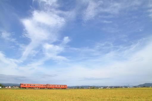 秋晴れの空の下をゆく、JR城端線 秋晴れの空の下をゆく、JR城端線 jr,jr西日本,城端線の写真素材