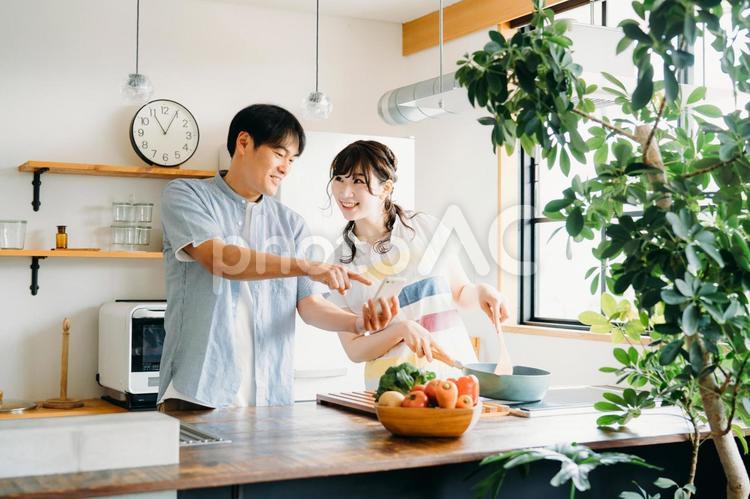 一緒に料理を作る男女（スマホ） 料理,レシピ,スマホの写真素材