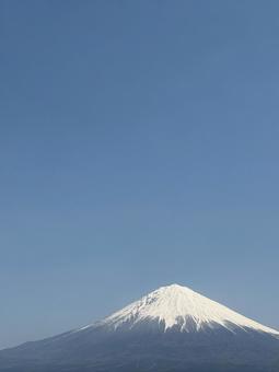澄み渡る空に浮かぶ富士山(日本の象徴) 澄み渡る空に浮かぶ富士山(日本の象徴)の写真