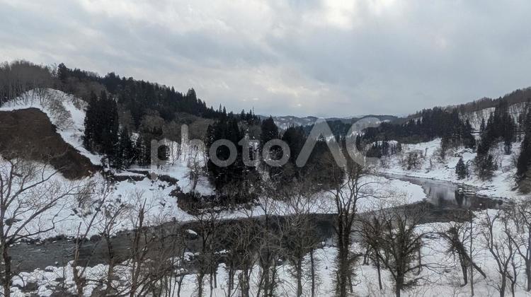 飯山線から蛇行する千曲川（信濃川）を望む 蛇行,雪山,雪景色の写真素材