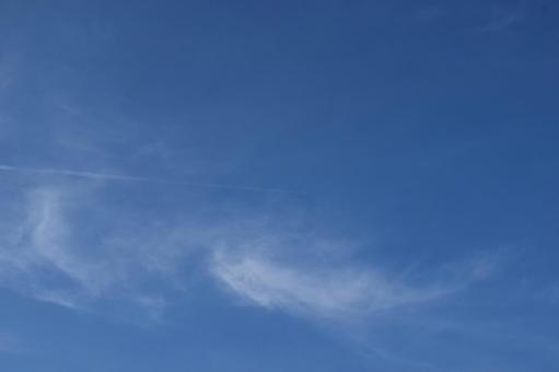 青い空に飛行機雲 青,飛行機雲,空の写真素材