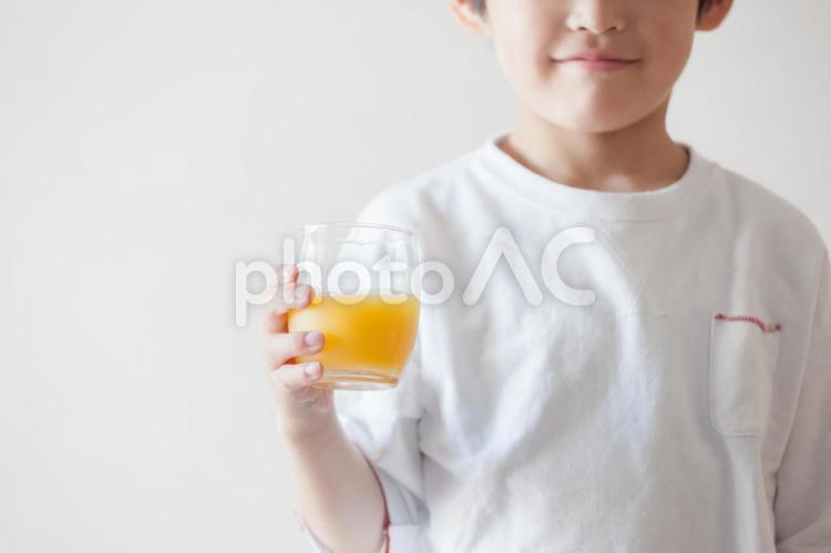 オレンジジュースを持つ笑顔の子供 オレンジジュース,ジュース,オレンジの写真素材