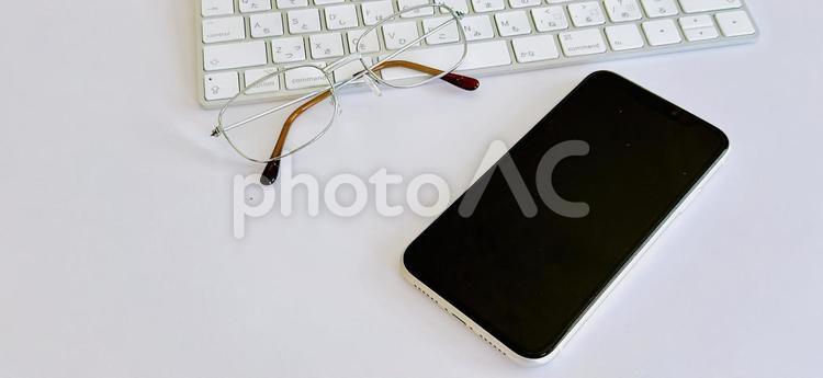 メガネとスマートフォン　コピースペース メガネ,スマホ,コピースペースの写真素材