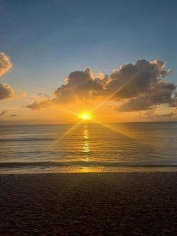 グアムの夕焼け グアムの夕焼け 夏,夏休み,絶景の写真素材